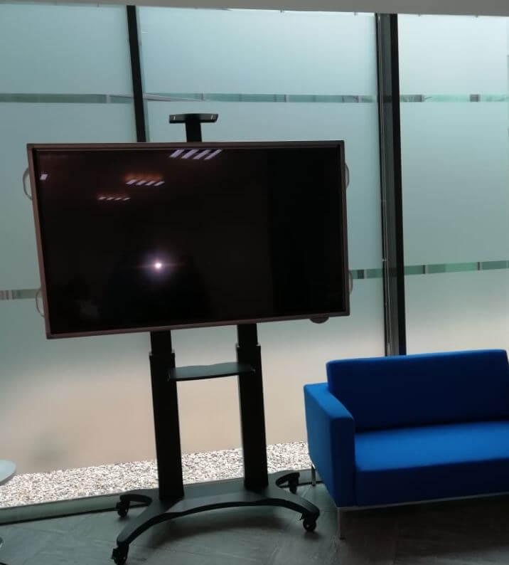 Soporte pedestal para televisores con rodachinas moviles 